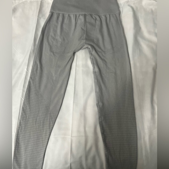 Women's Gymshark Light Gray Seamless Cropped Athletic Leggings Pants sz S - Picture 10 of 12